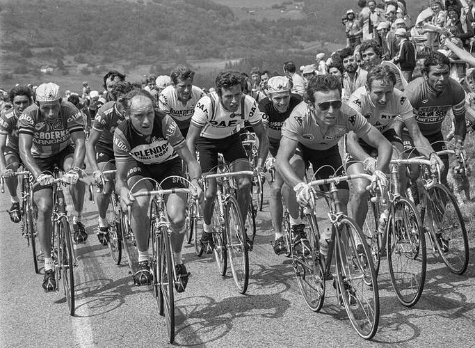 TdF 1980 climbing peloton